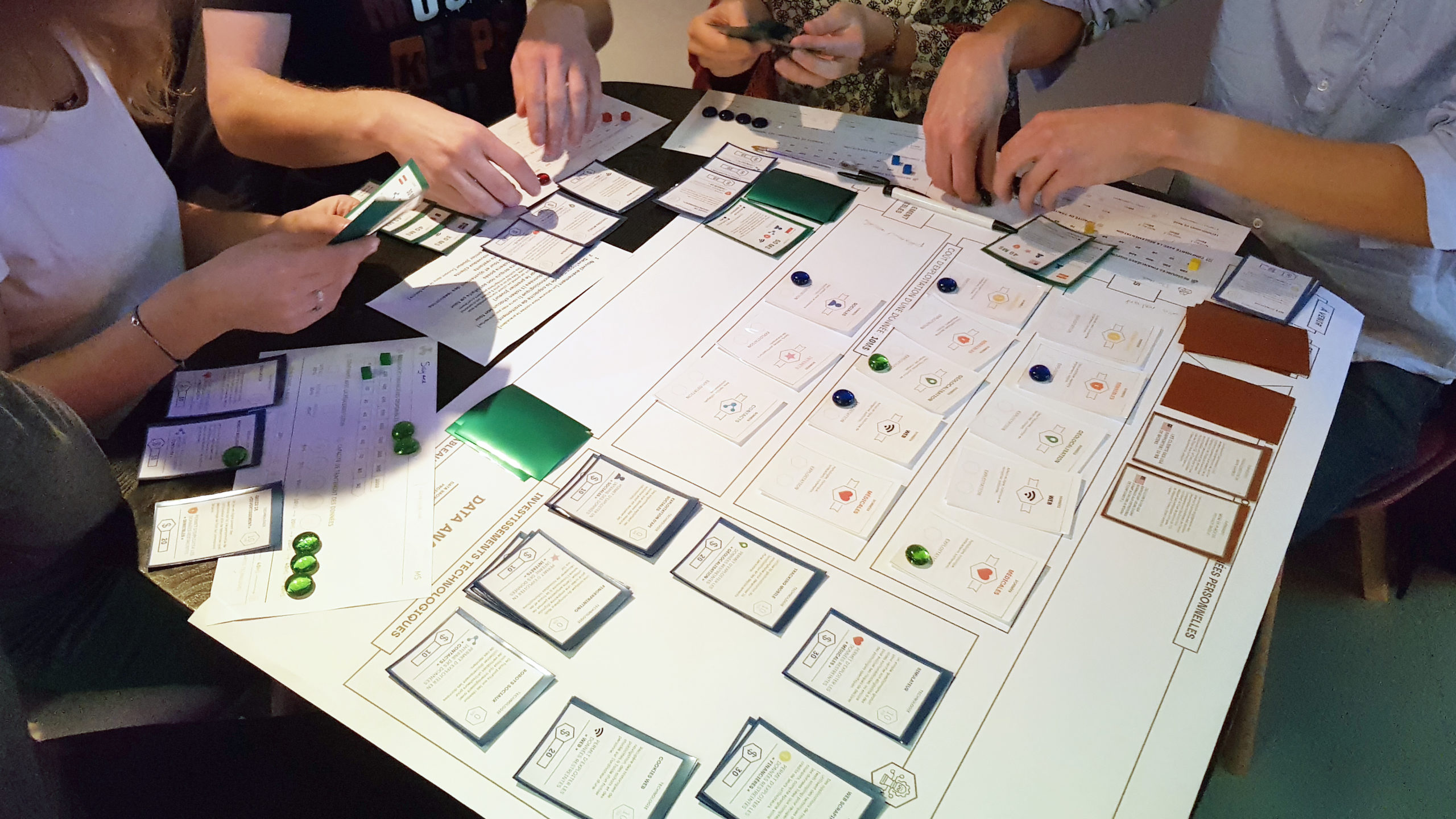 Photographie d'une partie en cours avec le prototype papier du jeu.