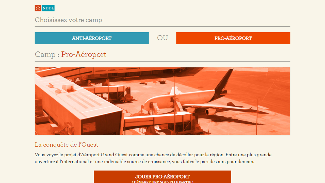 Première capture d'écran du jeu. Il est présenté au joueur de choisir un camp : anti-aéroport ou pro-aéroport. Un texte est présent en choisissant le camp "Pro" : "Vous voyez le projet d’Aéroport Grand Ouest comme une chance de décoller pour la région. Entre une plus grande ouverture à l’international et une indéniable source de croissance, vous faites le pari des airs pour demain."