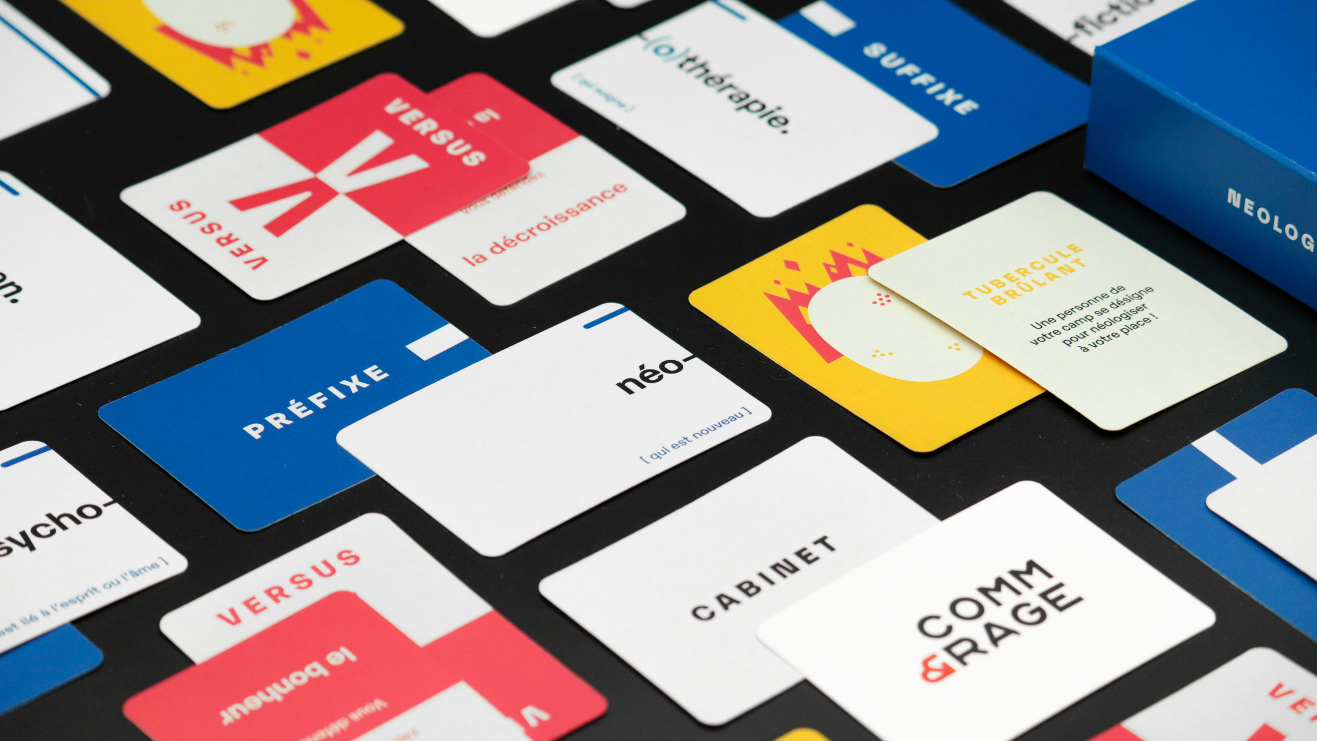 Image de couverture : photographie du contenu du jeu Neologix. Les cartes sont disposées en pêle-mêle pour une composition graphique et colorée.